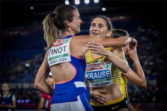 Trotz Hickhack um Gold und Silber: Mama Krause ist „sehr, sehr glücklich“ - Gesa Felicitas Krause gratuliert Alice Finot nach dem Rennen. Foto: Imago