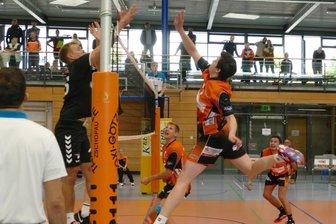 Trotz Hiobsbotschaft erfolgreich - Zur geschlossenen Zschopauer Teamleistung trug auch Außenangreifer Thomas Hanauer (rechts) bei, der sich in dieser Szene vor den Augen seiner Mitspieler Florian Haase und Roy Nentwich ganz lang macht.