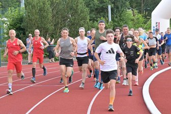 Trotz Hitze: Auch beim zweiten Termin der Falkensteiner Stundenlaufserie sind wieder knapp 100 Teilnehmer dabei - Beim zweiten Lauf der Falkensteiner Stundenlaufserie waren 92 Aktive am Start.