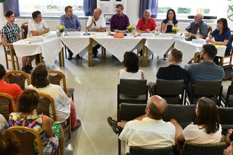 Trotz Hitze: Mehr als 50 Bürger diskutieren in Brand-Erbisdorf mit Landtagskandidaten - Trotz drückender Hitze kamen mehr als 50 Bürger zum Landtagswahlforum in das Jugendfreizeitzentrum von Brand-Erbisdorf.
