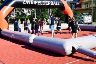 Trotz Hitze: Sportfest im Julius-Motteler-Gymnasium Crimmitschau kommt gut an - Zweifelderball war nur eine von vielen Stationen beim Sportfest am Julius-Motteler-Gymnasium in Crimmitschau.