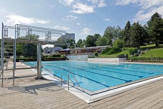 Trotz hochsommerlicher Temperaturen: Freibad in Waldenburg bleibt Pfingsten zu - Das große Becken im Freibad in Waldenburg ist mit Wasser gefüllt. Zu Pfingsten bleibt aufgrund einer Baumaßnahme geschlossen.
