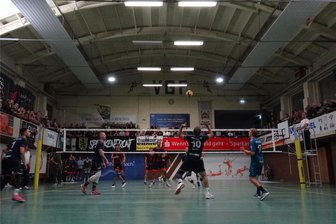 Trotz Höllenlärm und grandioser Fan-Unterstützung: VSV Oelsnitz wartet weiter auf die ersten Punkte - Die Marktredwitzer MAK-Arena war mit 200 Zuschauern restlos ausverkauft. 50 davon kamen aus Oelsnitz.