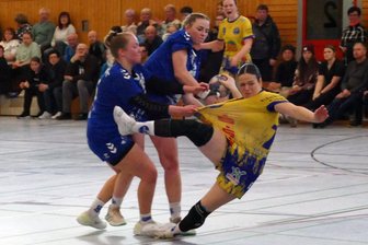 Trotz holpriger Vorbereitung: Marienberger Oberliga-Handballerinnen sofort auf Erfolgskurs - Trotz mancher gegnerischer Trikot-Tests war Kreisläuferin Leona Wagner mit sechs Toren die erfolgreichste HSV-Werferin.