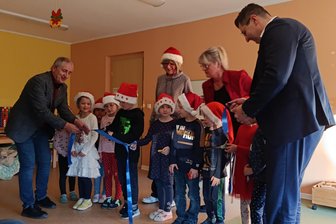 Trotz Hürden: Kindertagesstätte „Regenbogen“ in Coschütz nach Sanierung fertiggestellt - Die Schlaufuchs-Gruppe der Kita „Regenbogen“ Coschütz bei der kleinen Wiedereröffnung.