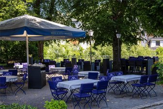 Trotz Insolvenz eines Traditionshotels im Erzgebirge: Biergarten bleibt den Sommer über täglich geöffnet - Der Biergarten am Hotel „Neustädter Hof“ in Schwarzenberg ist ein beliebter Treffpunkt und liegt direkt am Ufer zum Schwarzwasser.