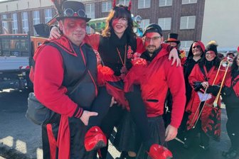 Trotz Kälte beim Meeraner Straßenfasching: Mit roten Holzschuhen durch den Festumzug - Rote Holzschuhe bei kalten Temperaturen: Michaela Sommer von den „Draufgänger Guggis“ pochte auf die Vereinstradition.