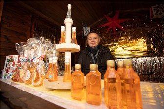 Trotz Kälte, Bombenfund, Einbrüchen und wenig Umsatz: Wie ein Berliner Händler auf dem Plauener Weihnachtsmarkt durchhält - Filip Sapina aus Berlin bietet kroatischen Obstler auf dem Plauener Weihnachtsmarkt an. Ob er nächstes Jahr wiederkommt, weiß er noch nicht.