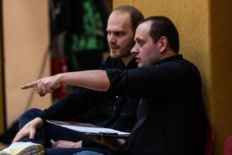 Trotz Kantersieg und Tabellenführung: Chemcats wechseln den Cheftrainer - Thomas Seltner (rechts) gibt nach mehr als fünf Jahren den Cheftrainerposten bei den Chemcats ab. Für ihn übernimmt Mika Scheidemann (links), der seit Sommer 2023 Co-Trainer der Zweitligamannschaft war.