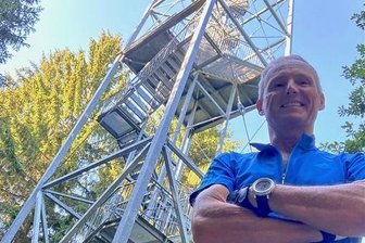Trotz kaputtem Knie: Chemnitzer besteigt Totensteinturm zum 50.000. Mal - Frank Müller und sein bester Freund - der 1998 neu errichtete Maria-Josefa-Turm in Grüna.