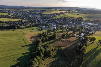 Trotz knapper Kasse: Crottendorf ringt um Lösung für veraltetes Feuerwehrfahrzeug - Obwohl sich die finanzielle Lage von Crottendorf leicht entspannt hat, gilt weiter eine Haushaltssperre. Zugleich wird nach einer Lösung für ein veraltetes Feuerwehrfahrzeug gesucht.