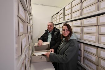 Trotz Kostensteigerung und höherer Miete: Warum die Nutzer des neuen Stadtarchivs Zwickau zufrieden sind - Annabell Getzschmann und Frank Eiben inmitten einer Rollregalanlage, in der die Akten des Stadtarchivs lagern. Die Rollregalanlagen im Keller- und im Erdgeschoss des neues Stadtarchivs bieten Platz für sechs Kilometer Akten.