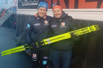Trotz Kreuzbandriss: Erzgebirgerin erfüllt sich ihren Traum von den Olympischen Spielen - Katharina Hennig Dotzler (links) fährt mit ihrer Trauzeugin Anne Winkler im Februar zu den Olympischen Spielen nach Italien.
