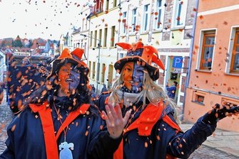 Trotz Krieg und Krise: Narren aus Meerane legen bei ihrer Auftaktparty sogar noch eine Schippe drauf - Die "Pflasterköppe" feiern am Freitag mit Konfetti und Luftballons den Start in die fünfte Jahreszeit.