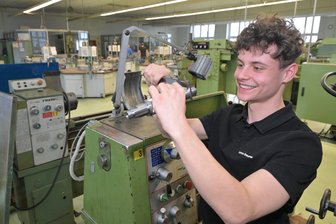 Trotz Krise in der Automobilindustrie: Weshalb das Ausbildungszentrum Zwickau optimistisch in die Zukunft blickt - Dennis Graupner aus Fraureuth lernt den Beruf des Industriemechanikers am AZZ.