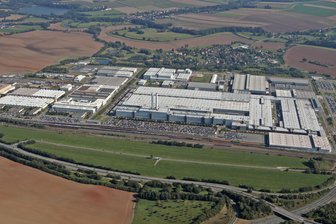 Trotz Krise: Stadtrat beschließt Plan für Erweiterung des Zwickauer VW-Werks - Der Zwickauer Stadtrat hat grünes Licht für die Bebauung der Grünfläche zwischen Schienen und Bundesstraße (im Bild vorn) gegeben.