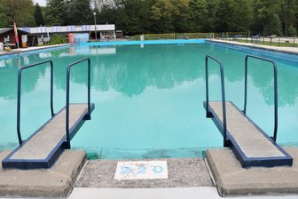 Trotz kühler Temperaturen: Feurige Einladung ins Freibad Erdmannsdorf - Das Freibad Erdmannsdorf lädt am Karsamstag zum Osterfeuer ein.