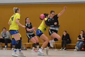 Trotz Ladehemmung: Weißenborner Handballerinnen wollen in „Schiebock“ den Bock umstoßen - Kein Durchkommen: Auch Julia Kiulies, die zweitbeste Werferin der Oberliga, wurde zuletzt oft von der Döbelner Deckung gestoppt.