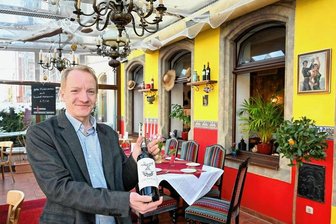 Trotz laufender Insolvenz: Hispano in Chemnitz wagt den Neustart - Die spanischen Farben im Hintergrund, neue Stühle, eingedeckte Tische: Hispano-Chef Michael Weniger freut sich auf die Neueröffnung seines Restaurants an diesem Mittwoch. 