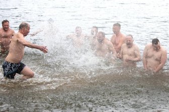 Trotz lausiger Temperaturen: An der Pöhl wird Ostern angebadet - Am gestrigen Karfreitag frönten 25 Mitglieder des Schwimmvereins Vogtland Plauen ihrer österlichen Tradition des Anbadens in der Talsperre Pöhl - zum 96. Mal.