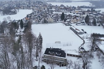 Trotz leerer Kassen: Zwickau bewirbt sich um Fördermittel für neuen Fußballplatz - Die Sportanlage des SV Planitz mit Naturrasenplatz, der für einen Umbau vorgesehen ist.
