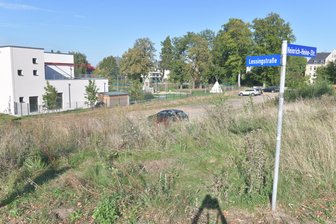 Trotz leerer Wohnungen: Braucht Freiberg weitere Wohnbauflächen? - An der Heinestraße in Freiberg sollten schon vor Jahren Wohnungen gebaut werden.
