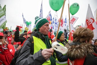 Trotz Lehrerstreik: Schulen zwischen Freiberg und Rechenberg sichern Betreuung der Kinder ab - Die im Sächsischen Lehrerverband organisierten Mitglieder, hier bei einem Streik 2019 in Chemnitz, fordern bei ihrem Warnstreik am Dienstag 10,5 Prozent mehr Lohn.