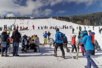Trotz Lockdown und 2G: Skisaison am Fichtelberg geht noch gut aus - Ab Mitte Januar durfte Sachsens größtes Skigebiet endlich öffnen. Wer die Lifte und Bahnen am Fichtelberg nutzen wollte, musste allerdings geimpft oder genesen sein.