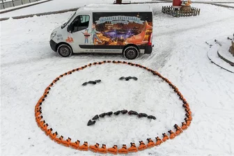Trotz Lockerungen wird es keine Eisbahn in Annaberg geben - Ein Bild mit Symbolkraft. Auf dem Annaberger Markt hat ein Mitarbeiter von Andreas Engert aus Schlittschuhen einen traurigen Smiley gelegt. In Annaberg wird gar nicht erst auf-, in Marienberg wieder abgebaut. 