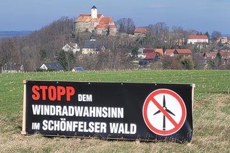 Trotz massiven Widerstands: Antrag für Windpark im Schönfelser Wald beim Landkreis Zwickau eingereicht - In Schönfels kämpft eine Bürgerinitiative gegen den geplanten Windpark im Wald.