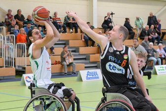 Trotz mehrerer Blackouts: RB Zwickau festigt die Tabellenführung in der 2. Bundesliga - Max Chagger (am Ball) steuerte 26 Punkte zum Sieg in Hannover bei. Das Foto zeigt ihn beim jüngsten Heimspiel in der Sporthalle Mosel gegen Ulm.