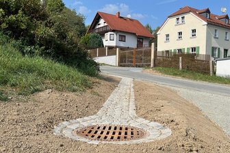 Trotz Mehrkosten in Blosenberg: Triebel steht finanziell gut da - Die sanierte Dorfstraße in Blosenberg - hier die Entwässerung - war ein Triebeler Großprojekt 2024.