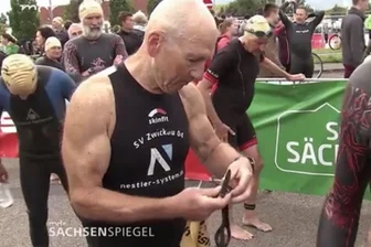 Trotz Missgeschick mit der Schwimmbrille: Zwickauer Triathlet überzeugt bei der Deutschen Meisterschaft - Als Präsident des Sächsischen Triathlon Verbandes wurde Andreas Voigt vom SV Zwickau 04 bei der Deutschen Meisterschaft in Dresden vom MDR beim Wettkampf begleitet.