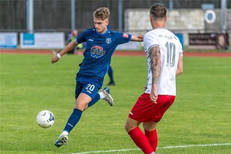 Trotz nächster Niederlage in der Fußball-Oberliga: Marienbergs Trainer erkennt Steigerung - Marienbergs Innenverteidiger Fabio Anger, hier zu sehen im Spiel gegen den VfL Halle, bot laut Trainer Ronny Rother in Bischofswerda wie die gesamte Motor-Elf eine ordentliche Leistung.