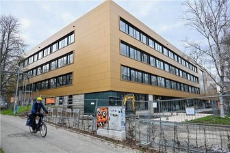 Trotz Neubau-Offensive: Nicht an allen Chemnitzer Schulen reicht der Platz - Die künftige Marianne-Brandt-Schule an der Vettersstraße in Bernsdorf ist einer von gleich zwei großen Neubauten, die zum neuen Schuljahr in Betrieb gehen sollen. Ob wie bislang geplant als reine Oberschule oder - wie zuletzt diskutiert - mit einer Grundschule im selben Gebäude, steht laut Rathaus noch nicht fest.