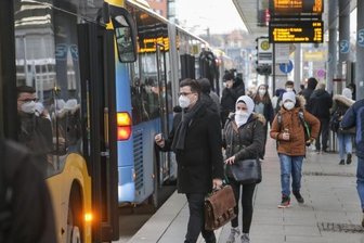 Im Nahverkehr sind seit einiger Zeit FFP2-Masken Pflicht. Nun gilt zudem: Wer mitfahren will, muss geimpft, genesen oder getestet sein.