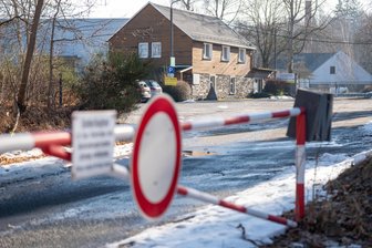Trotz neuer Hoffnung auf Fortbestand: Natursteinwerk Theuma stellt Betrieb ein – 30 Mitarbeiter verlieren ihren Job - Zufahrt am Natursteinwerk Theuma: Findet sich noch ein Investor für das Unternehmen?