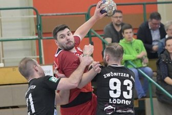Trotz Niederlage achtbar aus der Affäre gezogen - Toni Müller (l.) und Tommy Löbner können Zwickaus Alexandru-Marius Musteata auch im Verbund nicht stoppen.