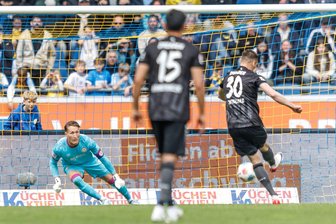 Trotz Niederlage: Dynamo verhindert direkten Abstieg - Dynamo-Kapitän Stefan Kutschke (r) scheitert an Torwart Ron-Thorben Hoffmann (l, Eintracht Braunschweig) mit einem Elfmeter.
