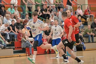 Trotz Niederlage gegen Aue: ZHC Grubenlampe feiert Handballfest - Der Auer Torben Lange (links) läuft hier seinem Zwickauer Gegenspieler davon. Am Samstag treffen der ZHC und die Auer Reserve beim Sachsenpokal-Endspiel in Dresden erneut aufeinander.