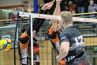Trotz Niederlage Selbstvertrauen getankt - An diesen Schmetterball von Adrian Gegenfurtner kamen Roy Nentwich (links) und Florian Haase zwar nicht heran. Dennoch überzeugten die Zschopauer gegen Grafing in allen Elementen - auch im Block.