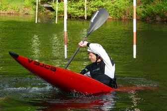 Trotz Niedrigwasser: Kanusportler aus dem Erzgebirge erreichen hohes Level - Dank der Tipps von Trainer Sebastian Schiller hat Jeremy Ihle in den vergangenen drei Jahren große Fortschritte gemacht.