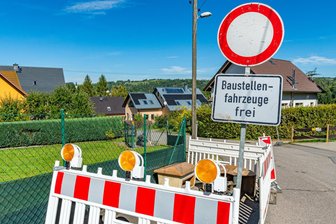 Trotz Petition: Anwohner der Schützenhöhe in Pockau müssen weiterhin mit Baustellenchaos leben - Die Schützenhöhe bleibt wegen der Sanierung der Abwasserleitung voll gesperrt.