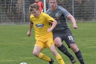 Trotz Pleite nicht unzufrieden - In dieser Szene kann der Oelsnitzer Jannis Bahlcke (l.) den Ball vor dem Marienberger Kevin Matthes abschirmen. Das bessere Ende hatten dennoch die Gäste für sich, die mit 1:0 die Oberhand behielten. 