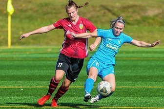 Trotz Pleite viel Lob für FSV-Damen - Die Fußballerinnen des FSV Motor haben sich beim 0:5 gegen den Staffelfavoriten Thum-Herold wacker geschlagen. In dieser Szene kämpfen Marienbergs Stefanie Legler (r.) und Antonia Rieß um den Ball. 