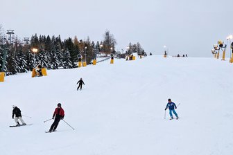 Trotz Plusgraden: Diese Skigebiete im Erzgebirge sind geöffnet - Skifahren in Eibenstock: Der Saisonauftakt in der Skiarena war Ende November. Derzeit läuft der Skibetrieb weiter.