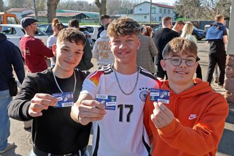 Trotz Pokalfieber: VfB Empor Glauchau bleibt in der Fußball-Sachsenliga auf Meisterkurs - Tim Schnabel, Alexander Werth und Kimi Dietrich (von links) gehörten am Freitag mit zu den Ersten, die sich Karten fürs Sachsenpokal-Halbfinale des VfB Empor Glauchau gegen den FC Erzgebirge Aue sicherten.