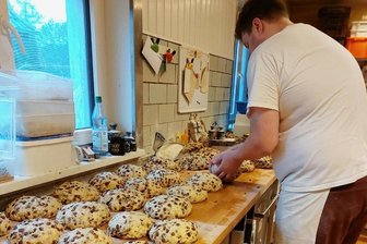 Trotz Preissteigerungen: Kunden im Vogtland bleiben ihrem Stollenbäcker treu - Momentaufnahme in der Stollenproduktion. Geselle Maximilian Ludwig gibt dem Teig die gewünschte Form.