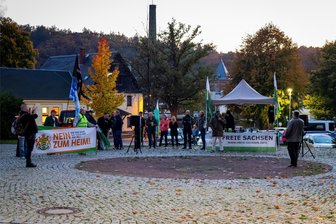 Trotz Problemen in Kriebethal: Rechtsextremen „Freien Sachsen“ gelingt keine Mobilisierung gegen Asylunterkunft - Die "Freien Sachsen" schafften es trotz Redner Christian Klar aus Gera (am Mikro vor dem Stand) nicht einmal die angemeldeten 30 Teilnehmer für ihre Demonstration in Kriebethal zu mobilisieren.