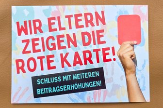Trotz Protest von Eltern: Plauener Stadtrat stimmt für höhere Kita-Beiträge – zwei Stadträte verweigern Abstimmung - „Wir Eltern zeigen die Rote Karte“ – so nannte sich eine Protestaktion der SPD/Initiative Plauen-Fraktion.